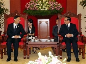 Vietnam's Party General Secretary Nong Duc Manh (R) holds talks with Chinese Foreign Minister Yang Jiechi in Hanoi on July 22. Photo: Vietnam News Agency Vietnam's Party General Secretary Nong Duc Manh (R) holds talks with Chinese Foreign Minister Yang Jiechi in Hanoi on July 22. Photo: Vietnam News Agency