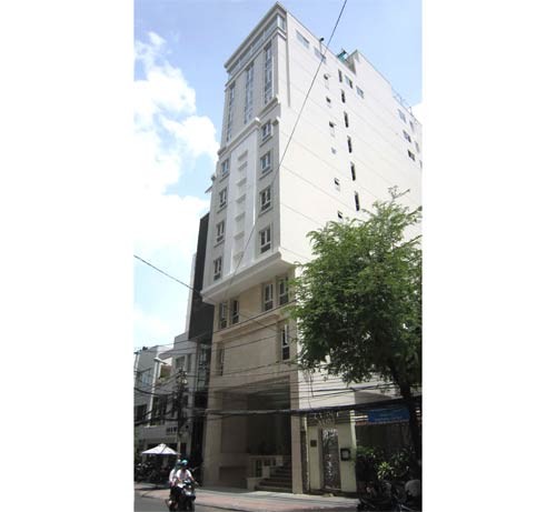 The building at 11B Thai Van Lung Street in District 1, construction of which is suspended because it is built four stories higher than the licensed height (Photo: SGGP) The building at 11B Thai Van Lung Street in District 1, construction of which is suspended because it is built four stories higher than the licensed height (Photo: SGGP)