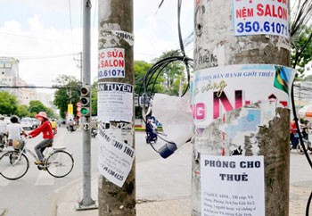 Advertisments on lamp posts seen in HCM City(Photo:Sggp) Advertisments on lamp posts seen in HCM City(Photo:Sggp)