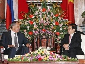 Vietnamese President Nguyen Minh Triet (R) receives Russian Minister for Foreign Affairs Sergei Lavrov in Hanoi July 22 (Photo: Vietnam News Agency) Vietnamese President Nguyen Minh Triet (R) receives Russian Minister for Foreign Affairs Sergei Lavrov in Hanoi July 22 (Photo: Vietnam News Agency)