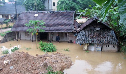 Torrential rains leave some houses in the northern mountainous provinces s submerged beneath muddy water ( Photo:Hanoimoi) Torrential rains leave some houses in the northern mountainous provinces s submerged beneath muddy water ( Photo:Hanoimoi)