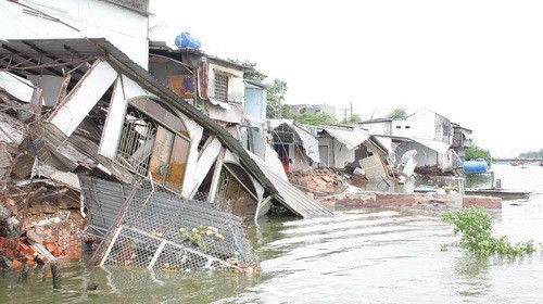 Eleven houses fall into the Saigon River in Binh Thanh District on July 24 (Photo: Tuoi tre) Eleven houses fall into the Saigon River in Binh Thanh District on July 24 (Photo: Tuoi tre)