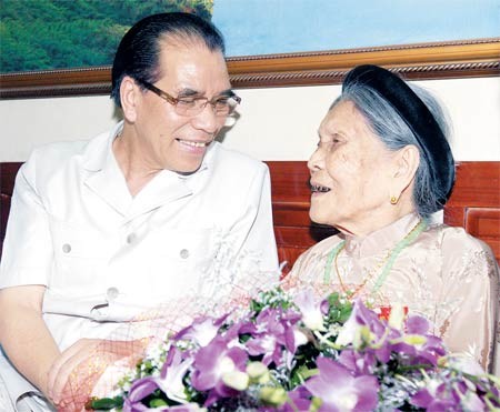 Party General Secretary Nong Duc Manh visits horoic Vietnamese Mother Nguyen Thi Chi in Lieu Giai Ward of Ba Dinh District, Hanoi on July 26 (Photo: VNA) Party General Secretary Nong Duc Manh visits horoic Vietnamese Mother Nguyen Thi Chi in Lieu Giai Ward of Ba Dinh District, Hanoi on July 26 (Photo: VNA)