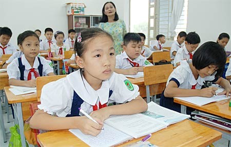 At an elementary class in Ho Chi Minh City. The city will stabilize prices of school supplies by September when the new school year will start (Photo: SGGP) At an elementary class in Ho Chi Minh City. The city will stabilize prices of school supplies by September when the new school year will start (Photo: SGGP)