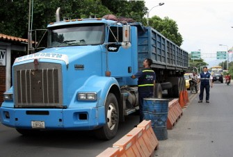 Customs officers inspect a truck crossing the Francisco de Paula Santander bridge that connects Colombia with Venezuela, in Cucuta, Colombia on July 27, 2010. AFP Customs officers inspect a truck crossing the Francisco de Paula Santander bridge that connects Colombia with Venezuela, in Cucuta, Colombia on July 27, 2010. AFP