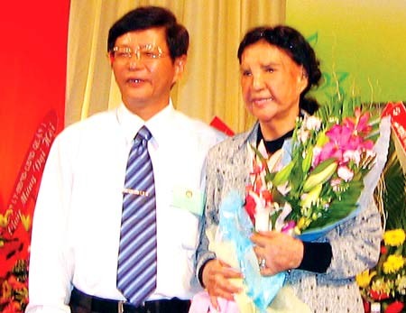 Le Ba Can, Secretary of the District 1 Party Committee, Ho Chi Minh City, presents flowers to Ms Ngo Thi Bi Bi at a congress of the district’s Fatherland Front Committee. Le Ba Can, Secretary of the District 1 Party Committee, Ho Chi Minh City, presents flowers to Ms Ngo Thi Bi Bi at a congress of the district’s Fatherland Front Committee.