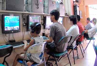 Game players at an internet shop. Internet cafes are not allowed to supply online game service after from 11pm to 6am everyday (Photo: SGGP) Game players at an internet shop. Internet cafes are not allowed to supply online game service after from 11pm to 6am everyday (Photo: SGGP)