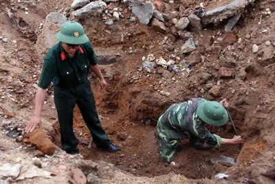 Kon Tum: Xây nhà khách, phát hiện số lượng lớn bom mìn