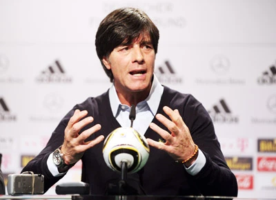 Joachim Loew cũng nhận chiếu dưới