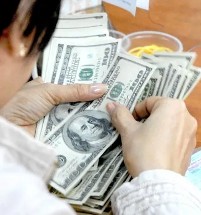 Nhờ ổn định tỷ giá nên nguồn dự trữ ngoại tệ vẫn đảm bảo. Ảnh: Cao Thăng Nhờ ổn định tỷ giá nên nguồn dự trữ ngoại tệ vẫn đảm bảo. Ảnh: Cao Thăng