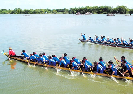 Dạo chơi trên “Hồ của trời”