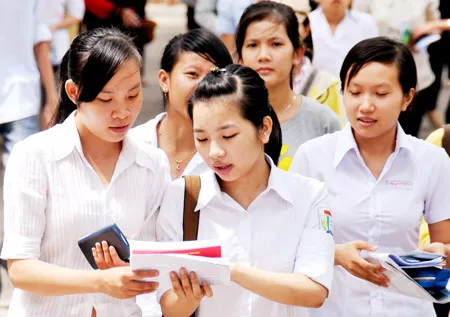 Thí sinh dự thi vào ĐH Sư phạm Sài Gòn trao đổi sau giờ thi môn Toán. Ảnh: MAI HẢI Thí sinh dự thi vào ĐH Sư phạm Sài Gòn trao đổi sau giờ thi môn Toán. Ảnh: MAI HẢI