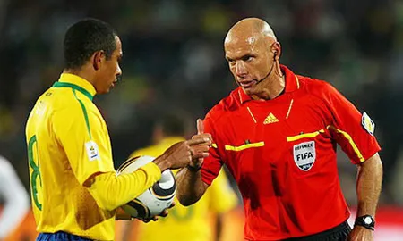 Trọng tài Howard Webb trong trận Brazil - Hà Lan Trọng tài Howard Webb trong trận Brazil - Hà Lan