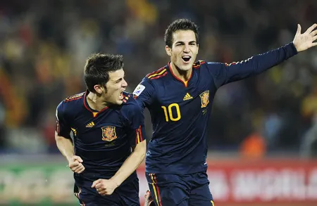 Fabregas (phải) là quân bài chiến lược của Tây Ban Nha Fabregas (phải) là quân bài chiến lược của Tây Ban Nha
