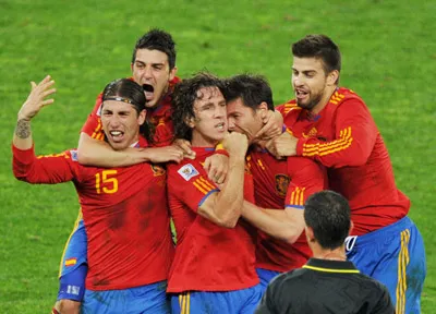 Niềm vui của các cầu thủ Tây Ban Nha sau bàn thắng của Puyol.