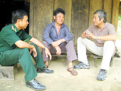 Đại diện Báo SGGP (phải) và Bộ đội biên phòng đến thăm ông Vừ Giống Pó (giữa) - già làng của bản Huồi Sơn. Đại diện Báo SGGP (phải) và Bộ đội biên phòng đến thăm ông Vừ Giống Pó (giữa) - già làng của bản Huồi Sơn.