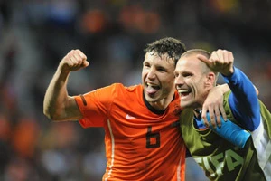 Van Bommel (trái) mừng chiến thắng cùng đồng đội Andre Ooijer . Van Bommel (trái) mừng chiến thắng cùng đồng đội Andre Ooijer .
