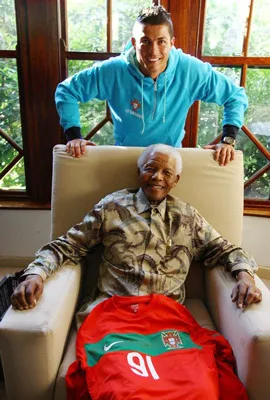 Ông Nelson Mandela chụp hình với Cristiano Ronaldo hôm 9-6. Ông Nelson Mandela chụp hình với Cristiano Ronaldo hôm 9-6.