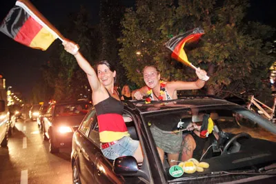 Người hâm mộ Đức vui mừng với vị trí hạng 3 ở World Cup 2010. Người hâm mộ Đức vui mừng với vị trí hạng 3 ở World Cup 2010.