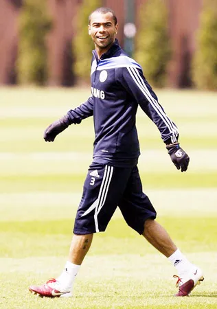 Trên thị trường chuyển nhượng: Ashley Cole có giá 30 triệu bảng