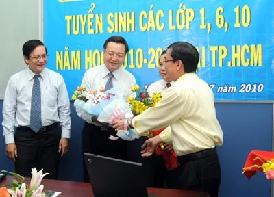 Phó TBT Báo SGGP Lê Tiền Tuyến (bìa phải) tặng hoa các vị khách mời. Ảnh: Mai Hải