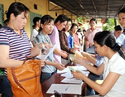 Phụ huynh làm thủ tục nhập học cho học sinh vào lớp 10 năm học 2010 - 2011 tại trường THPT Marie Curie Q3. Ảnh: Mai Hải Phụ huynh làm thủ tục nhập học cho học sinh vào lớp 10 năm học 2010 - 2011 tại trường THPT Marie Curie Q3. Ảnh: Mai Hải