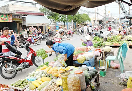 Giải tỏa các chợ tự phát - Không chỉ bằng mệnh lệnh