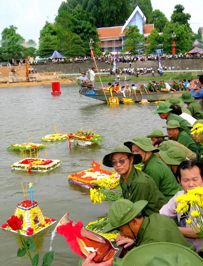 Hoa và nước do cựu chiến binh từ khắp mọi miền Tổ quốc mang về thả xuống các dòng sông để tưởng nhớ đồng đội hy sinh tại chiến trường Quảng Trị. Hoa và nước do cựu chiến binh từ khắp mọi miền Tổ quốc mang về thả xuống các dòng sông để tưởng nhớ đồng đội hy sinh tại chiến trường Quảng Trị.