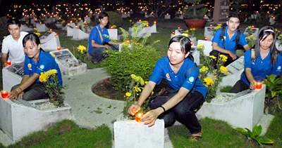 Đoàn viên thanh niên TPHCM thắp nến tri ân các anh hùng liệt sĩ tại Nghĩa trang liệt sĩ TPHCM đêm 26-7. Ảnh: Đức Trí Đoàn viên thanh niên TPHCM thắp nến tri ân các anh hùng liệt sĩ tại Nghĩa trang liệt sĩ TPHCM đêm 26-7. Ảnh: Đức Trí