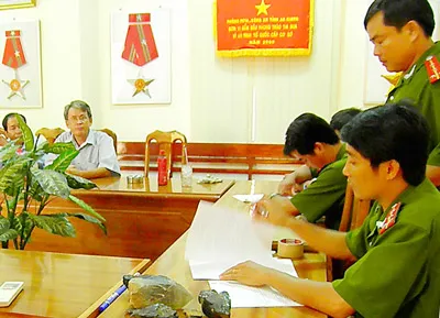 Cơ quan điều tra giám định đá đen tang vật vụ Nhã “ông trời”. Cơ quan điều tra giám định đá đen tang vật vụ Nhã “ông trời”.