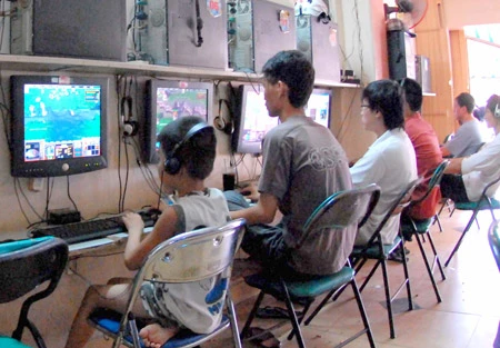Chơi game online tại 1 tiệm internet. Ảnh: ĐỨC TRÍ Chơi game online tại 1 tiệm internet. Ảnh: ĐỨC TRÍ