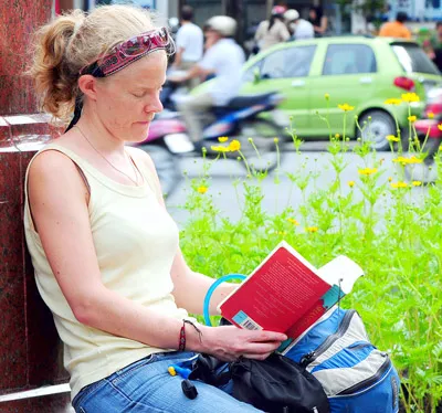 Du khách đọc sách trong không khí thanh bình.