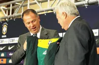 HLV Menezes (trái) nhận chiếc áo HLV Brazil từ Chủ tịch Liên đoàn.
