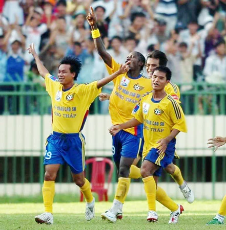 Cuộc đua vào tốp 3 V-League 2010: Trò đùa số phận