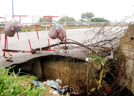 Sụt lở trên cầu vượt Gò Dưa