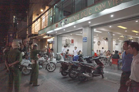 Lực lượng cảnh sát 113 đã đến giữ trật tự trước quán cơm Minh Đức. Lực lượng cảnh sát 113 đã đến giữ trật tự trước quán cơm Minh Đức.
