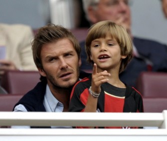 David Beckham (L) and his son Romeo watch the football game between Arsenal and AC Milan during their Emirates Cup football match at Emirates Stadium in London, England on July 31, 2010. AFP PHOTO David Beckham (L) and his son Romeo watch the football game between Arsenal and AC Milan during their Emirates Cup football match at Emirates Stadium in London, England on July 31, 2010. AFP PHOTO
