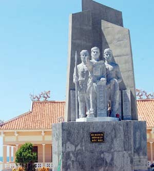The monument of the Hoang Sa Bac Hai (North Sea) fleet on Ly Son Island, Quang Ngai Province (The feet was assigned to protect Hoang Sa and Truong Sa (Spratly) archipelagoes under the Nguyen Dynasty of Vietnam) (Photo: Tuoi Tre) The monument of the Hoang Sa Bac Hai (North Sea) fleet on Ly Son Island, Quang Ngai Province (The feet was assigned to protect Hoang Sa and Truong Sa (Spratly) archipelagoes under the Nguyen Dynasty of Vietnam) (Photo: Tuoi Tre)