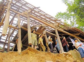 A house on the Gianh Riverbank endangered by land erosion in Quang Binh Province (Photo: SGGP) A house on the Gianh Riverbank endangered by land erosion in Quang Binh Province (Photo: SGGP)