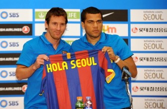 Spain's Primera Liga champion FC Barcelona's Argentinian player Lionel Messi (L) and Brazilian Daniel Alves (R) hold a Barcelona jersey during a press conference in Seoul on August 2, 2010. AFP Spain's Primera Liga champion FC Barcelona's Argentinian player Lionel Messi (L) and Brazilian Daniel Alves (R) hold a Barcelona jersey during a press conference in Seoul on August 2, 2010. AFP