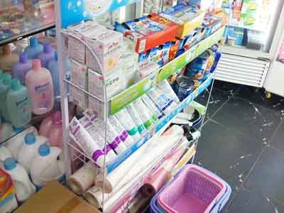 Many items marketed for children lack any indication of origin and have no Vietnamese labels (Photo: SGGP) Many items marketed for children lack any indication of origin and have no Vietnamese labels (Photo: SGGP)
