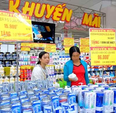 Saigon Co-opwill offer a discount program at 46 shops, which will slash prices from 10% – 50% for around 1,500 items (Photo :SGGP) Saigon Co-opwill offer a discount program at 46 shops, which will slash prices from 10% – 50% for around 1,500 items (Photo :SGGP)