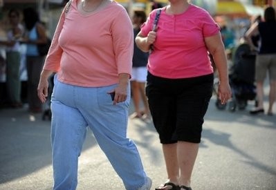 (AFP file) Two overweight women cross the street in Gaithersburg, Maryland. (AFP file) Two overweight women cross the street in Gaithersburg, Maryland.