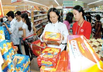 Shoppers at a Co.op Mart supermarket in Ho Chi Minh City. This year’s CPI is likely to stand at around eight percent, the government says. (Photo: SGGP) Shoppers at a Co.op Mart supermarket in Ho Chi Minh City. This year’s CPI is likely to stand at around eight percent, the government says. (Photo: SGGP)