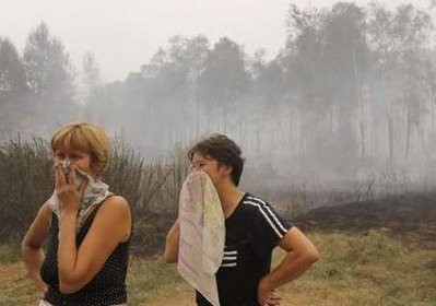 Local residents cover their faces with cloth, with a heavy smog shrouding the forest, outside the town of Elektrogorsk, some 60 km (37 miles) east of the capital Moscow, August 3, 2010 Local residents cover their faces with cloth, with a heavy smog shrouding the forest, outside the town of Elektrogorsk, some 60 km (37 miles) east of the capital Moscow, August 3, 2010