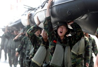 This photo taken on August 5, 2010 shows South Korean Marines carrying inflatable boats during a military exercise in Baengnyeong Island near the disputed Yellow Sea border between the two Koreas. AFP This photo taken on August 5, 2010 shows South Korean Marines carrying inflatable boats during a military exercise in Baengnyeong Island near the disputed Yellow Sea border between the two Koreas. AFP