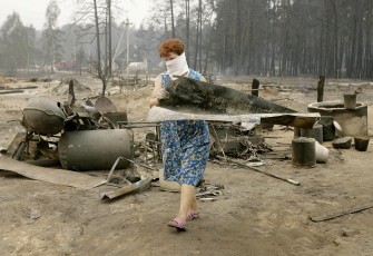 Russian woman Olga Ivanova cleans up debris from the charred remains of burnt out homes in the village of Peredeltsy on August 5, 2010. AFP Russian woman Olga Ivanova cleans up debris from the charred remains of burnt out homes in the village of Peredeltsy on August 5, 2010. AFP