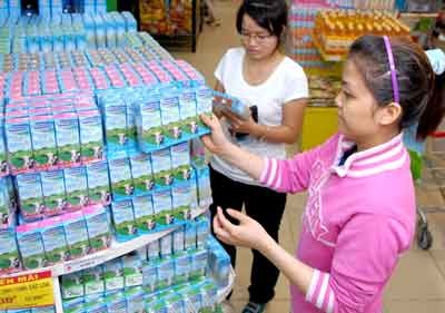 Customers are choosing dairy products of Vinamilk, one of companies won the green enterprise competition (Photo: SGGP) Customers are choosing dairy products of Vinamilk, one of companies won the green enterprise competition (Photo: SGGP)