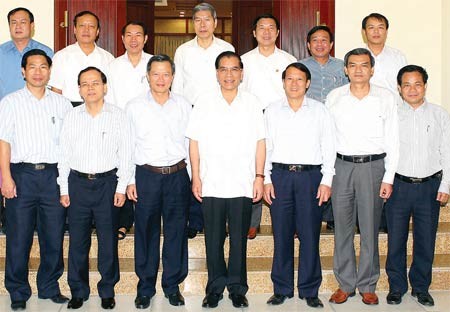 Party General Secretary Nong Duc Manh (C, foreground) poses with leaders of the northern province of Ha Nam Party General Secretary Nong Duc Manh (C, foreground) poses with leaders of the northern province of Ha Nam
