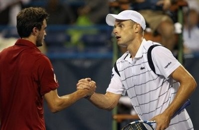 Andy Roddick (R) shakes hands with Gilles Simon of France after their quater-final match at the ATP Washington Classic. AFP Andy Roddick (R) shakes hands with Gilles Simon of France after their quater-final match at the ATP Washington Classic. AFP